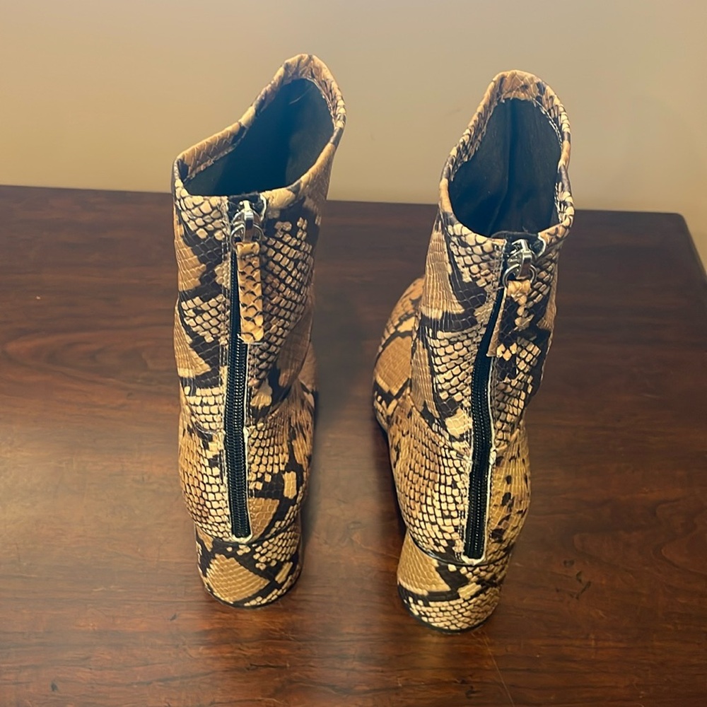 Zara Size 8 Snake Boots
